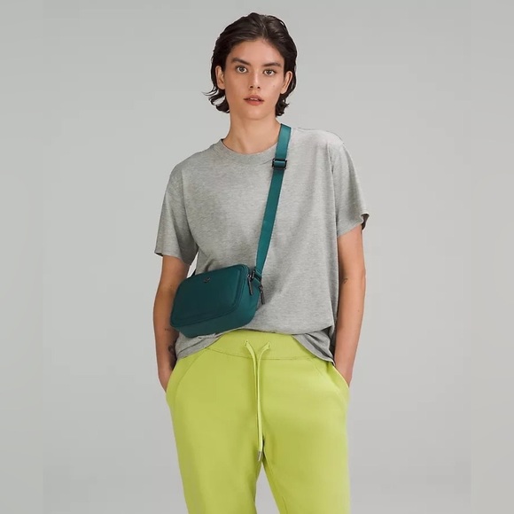 NWT Lululemon Crossbody Camera Bag 2L - Picture 2 of 4